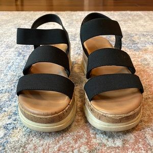 Universal Thread platform sandal🖤